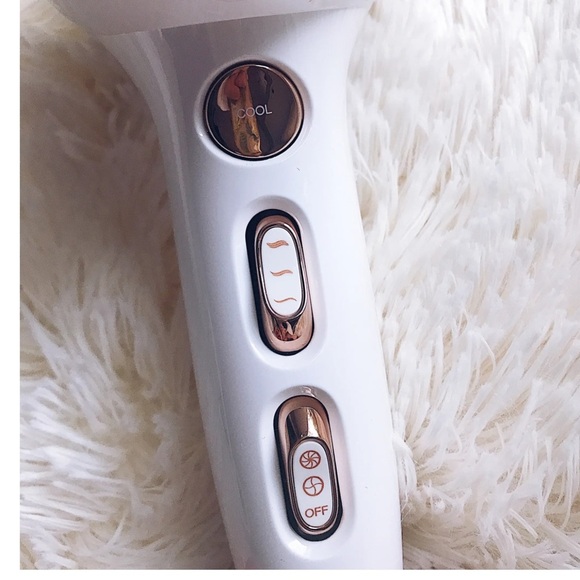 T3 Featherweight Luxe 2i Hair Dryer
NEW in BOX blowdryer & brush included
0207 - Picture 5 of 11